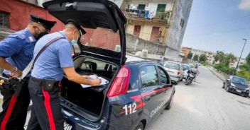 Armato di katana semina il panico davanti a un supermercato di Cinisello Balsamo