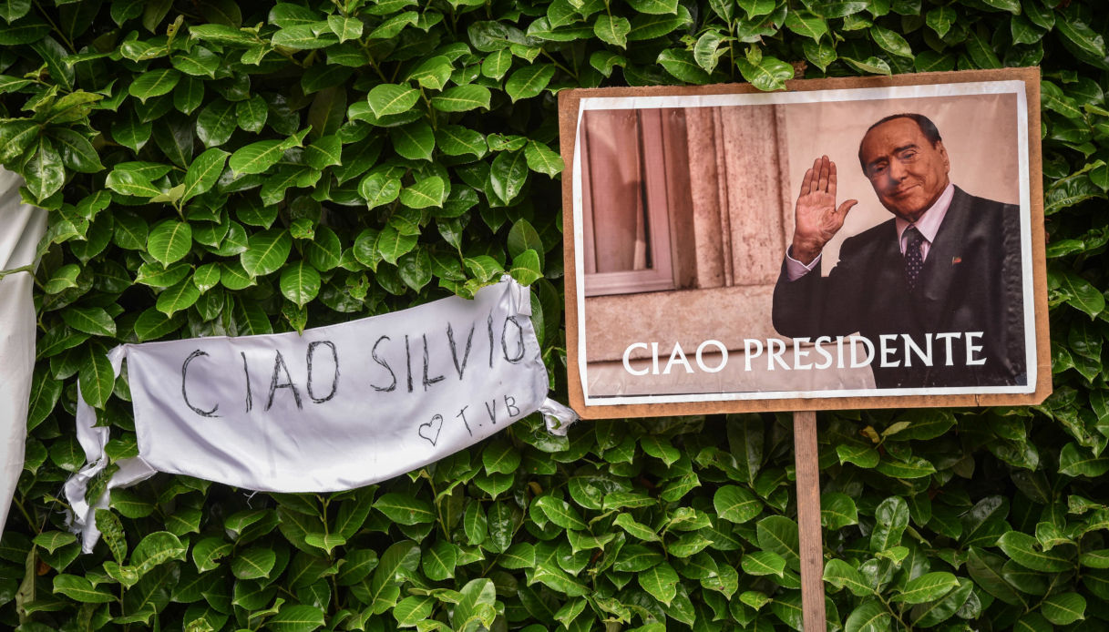 Una foto di Silvio Berlusconi con la scritta "Ciao presidente" e uno striscione con la scritta "Ciao Silvio" a Villa san Martino ad Arcore dove è stata allestita la camera ardente privata di Silvio Berlusconi