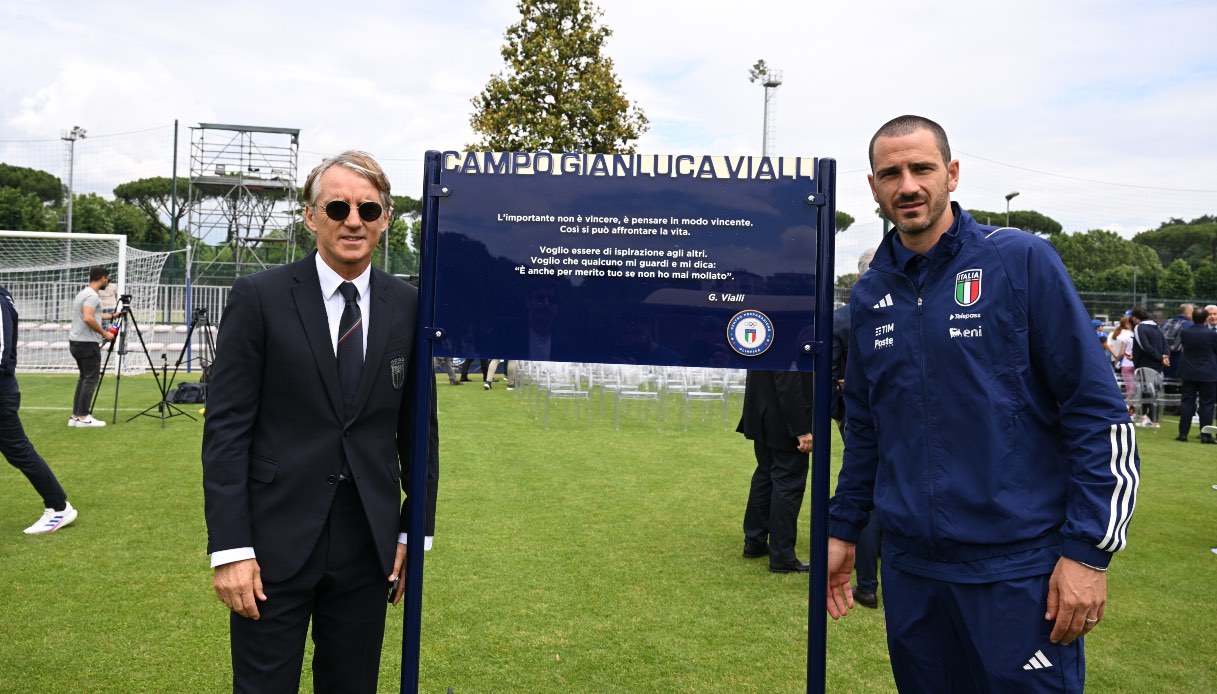 Un campo da calcio dedicato a Gianluca Vialli davanti a Mancini e alla Nazionale: perché era speciale per lui