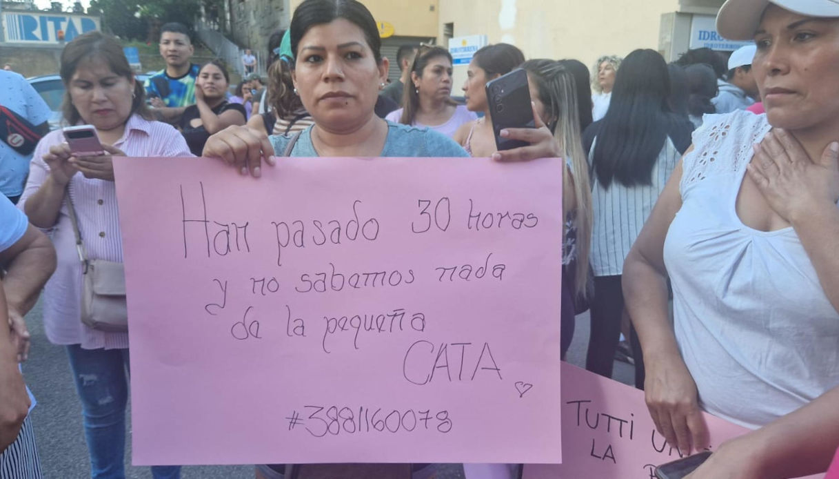 Kata, bimba scomparsa: gruppo peruviane manifesta davanti casa