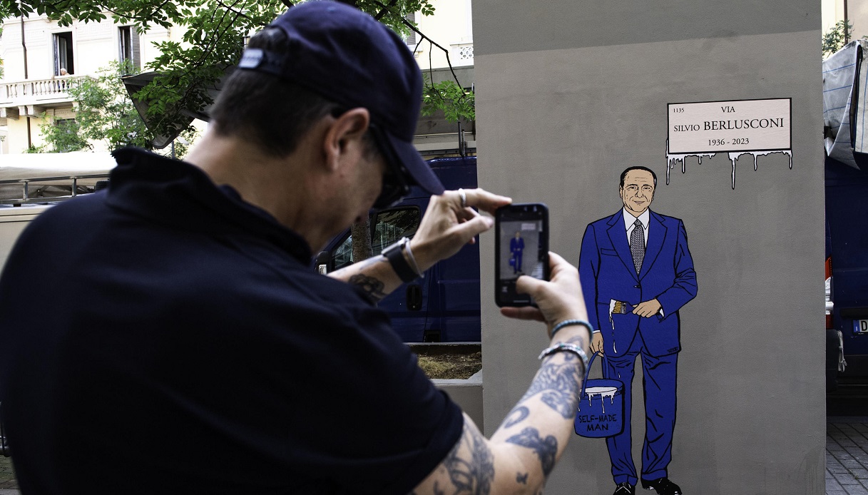 A Milano via Volturno diventa via Silvio Berlusconi: dove si trova il murale di AleXsandro Palombo