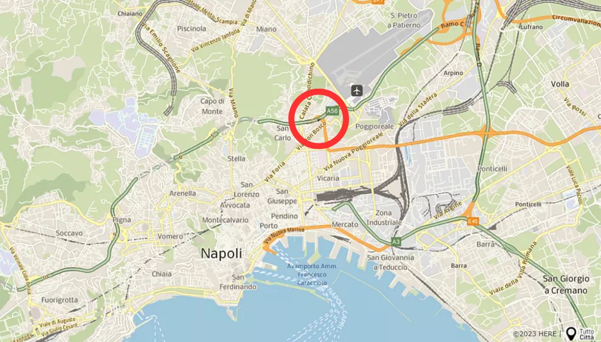 Auto esplode in tangenziale a Napoli con a bordo bombole d'ossigeno: gravi un uomo e una donna