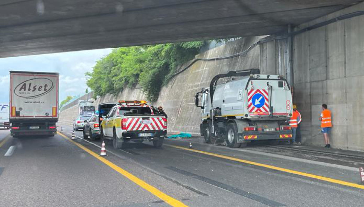 Il luogo dove un operaio è stato travolto e ucciso da un mezzo pesante, questa mattina, sull'autostrada A/4 tra Desenzano del Garda e Brescia, Brescia 13 giugno 2023