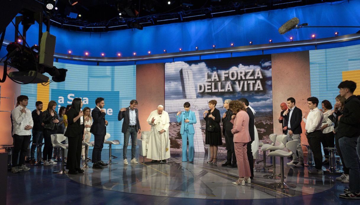 Papa Francesco durante il programma tv "A sua Immagine"