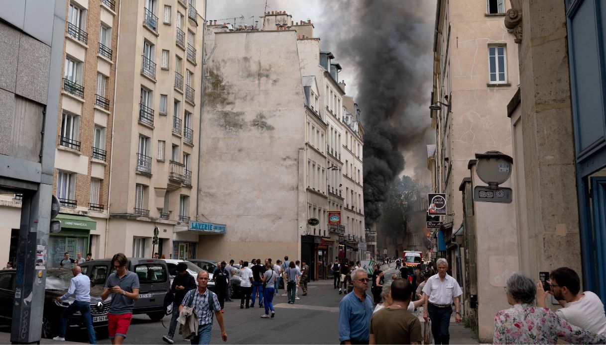 Le immagini dell'edificio crollato a Parigi dopo l'incendio: fiamme e fumo nero, chiuso l'intero quartiere