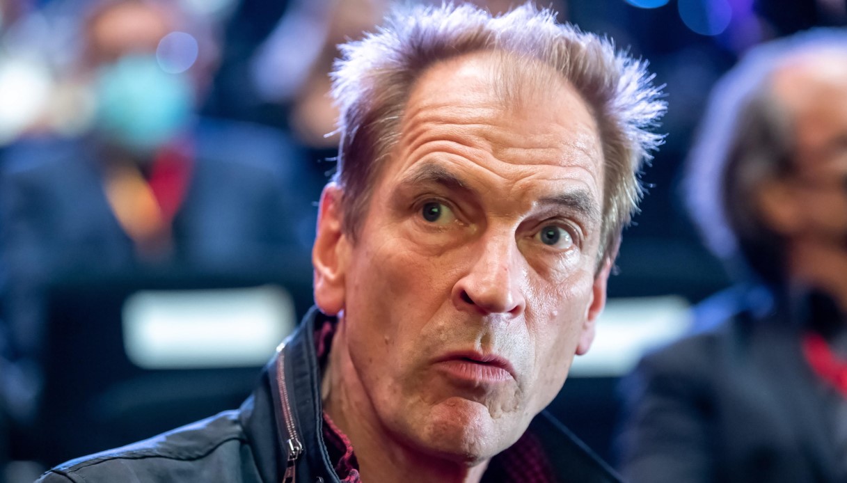 Trovati resti umani nella zona in cui è scomparso Julian Sands. L'attore sparito dopo un'escursione solitaria