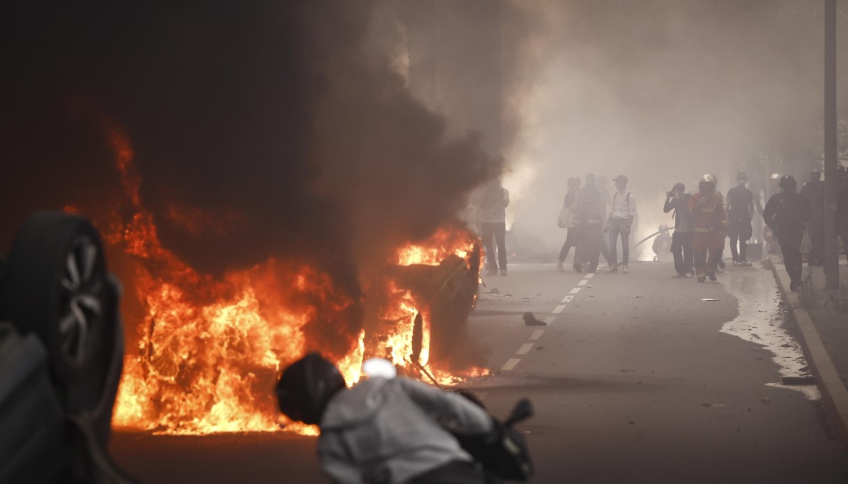 Nuovi scontri a Nanterre in Francia alla marcia per il 17enne ucciso dalla polizia: auto in fiamme e feriti
