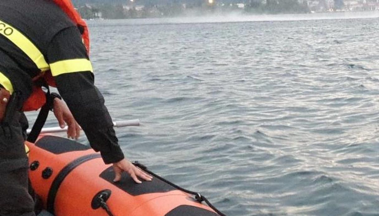 Cade nel lago Maggiore e muore.