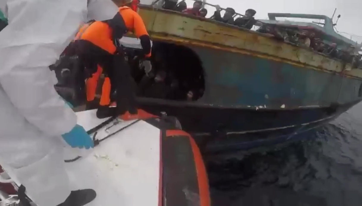 Decine di morti nel naufragio di migranti avvenuto al largo del Peloponneso in Grecia