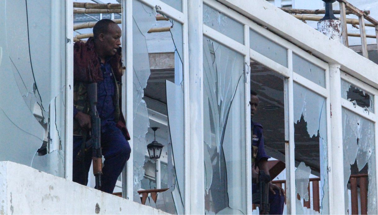 Attacco terroristico in un hotel in Somalia: 6 civili e 3 agenti uccisi, almeno una decina di feriti