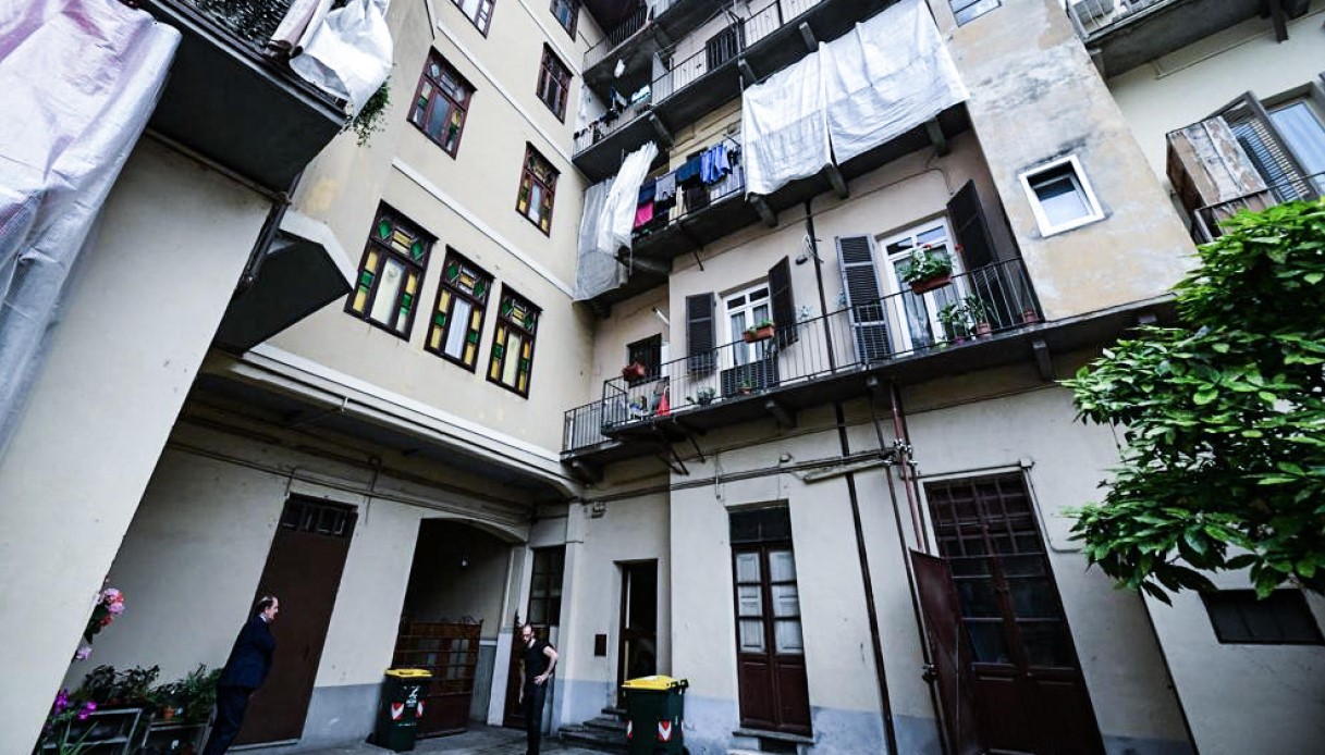 Bimba di due anni precipita dal balcone al terzo piano a Torino: ricoverata in rianimazione, è grave