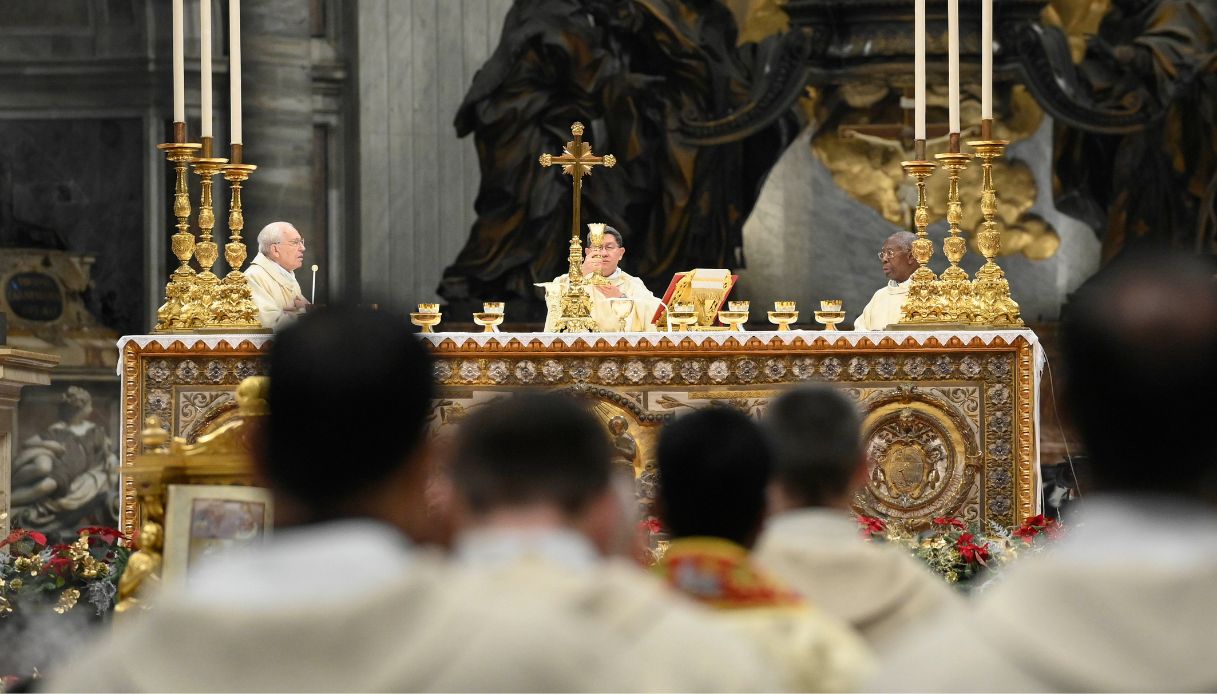 Si Spoglia Nudo E Sale Sullaltare Della Basilica Di San Pietro In Vaticano La Scena Ripresa Da 8606