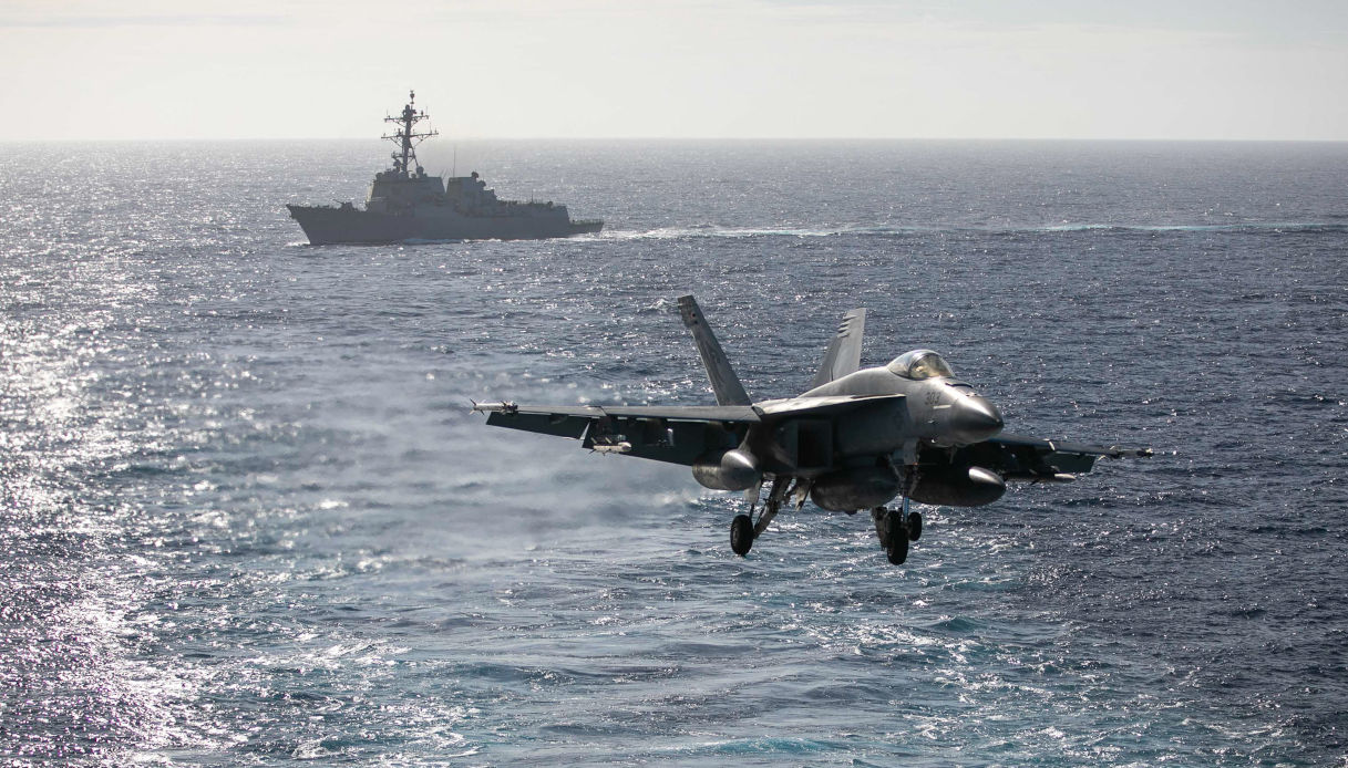 Il cacciatorpediniere Usa Uss Chung-Hoon sfiora nave da guerra cinese