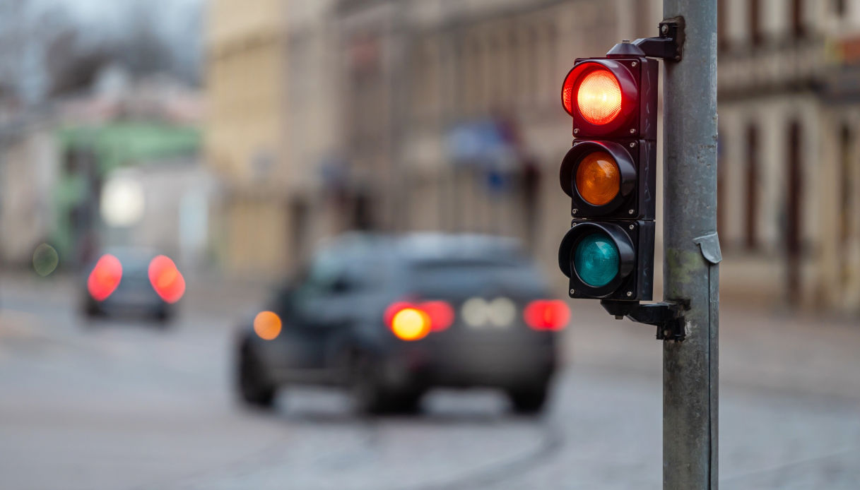 Semaforo rosso e traffico