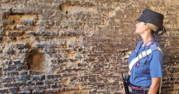 17enne-turista-tedesco-sfregio-colosseo-roma