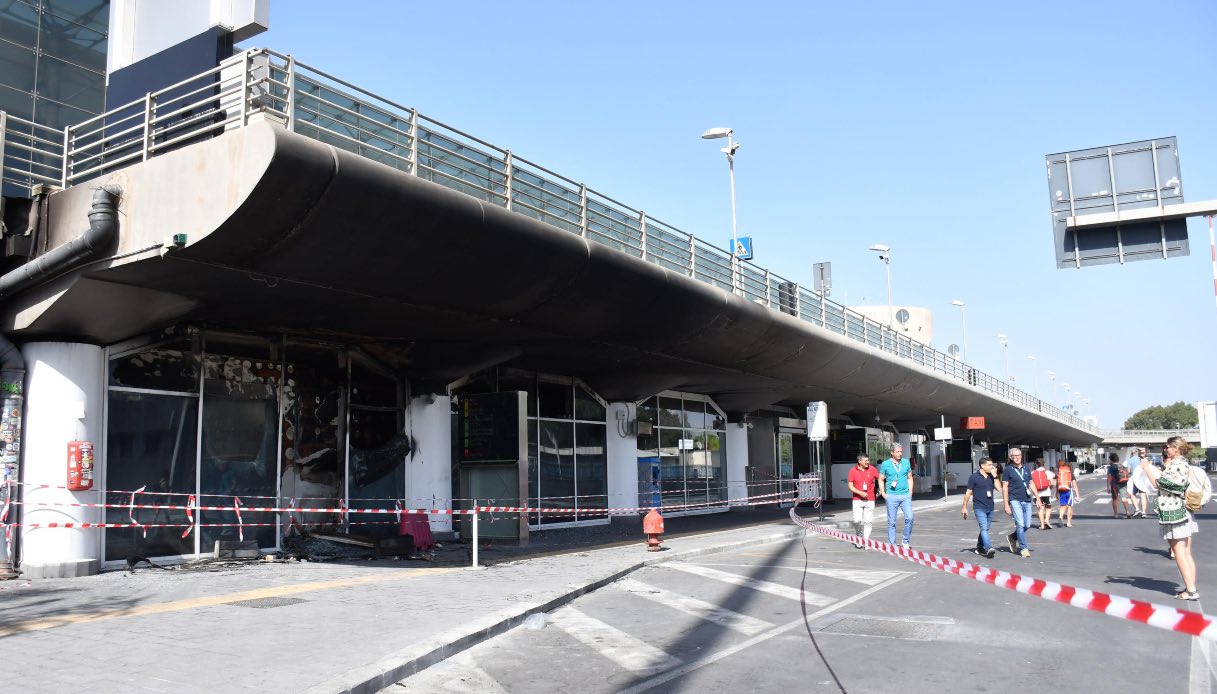 Incendio all'aeroporto di Catania partito dal cavo di una stampante: l'indizio trovato dai vigili del fuoco