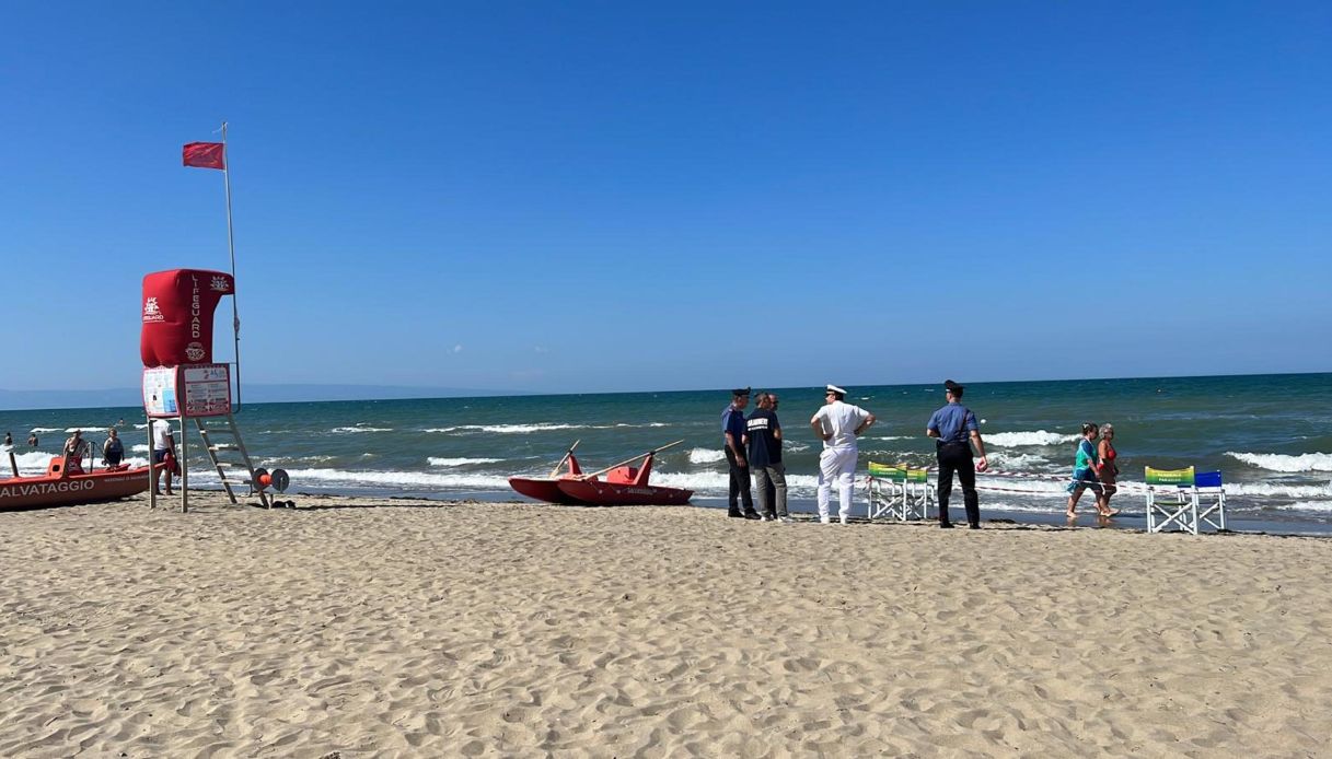 I carabinieri in spiaggia dopo la morte del bambino di 6 anni