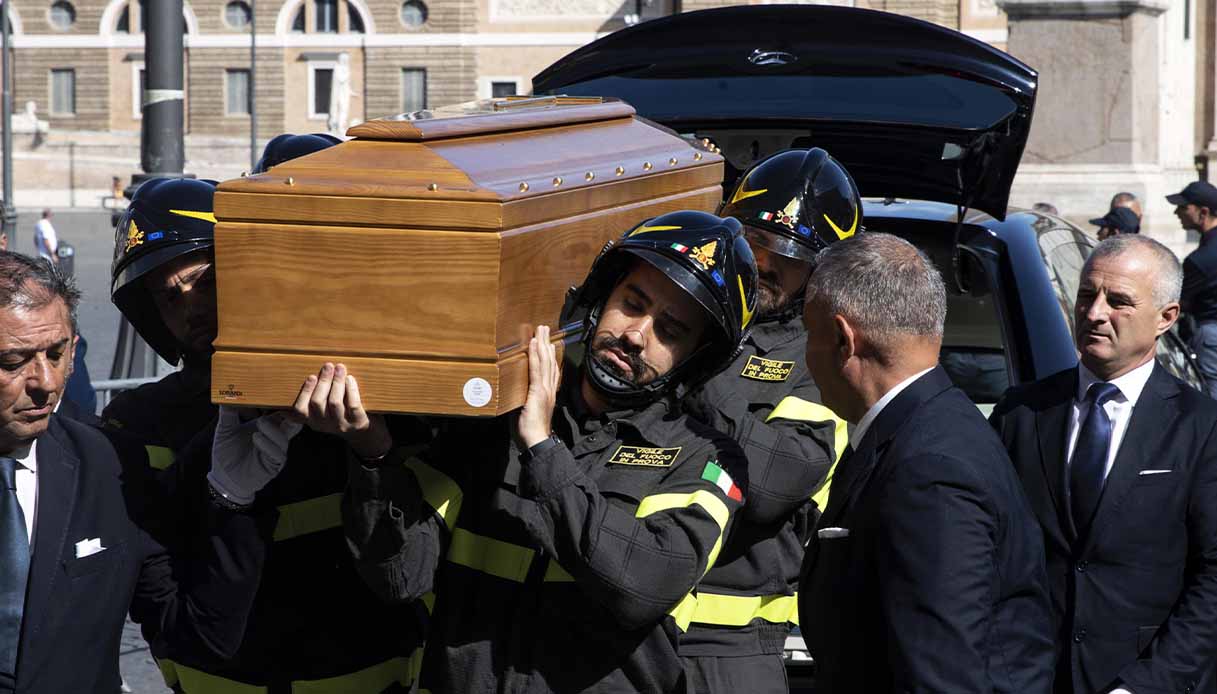 La bara portata dai vigili del fuoco