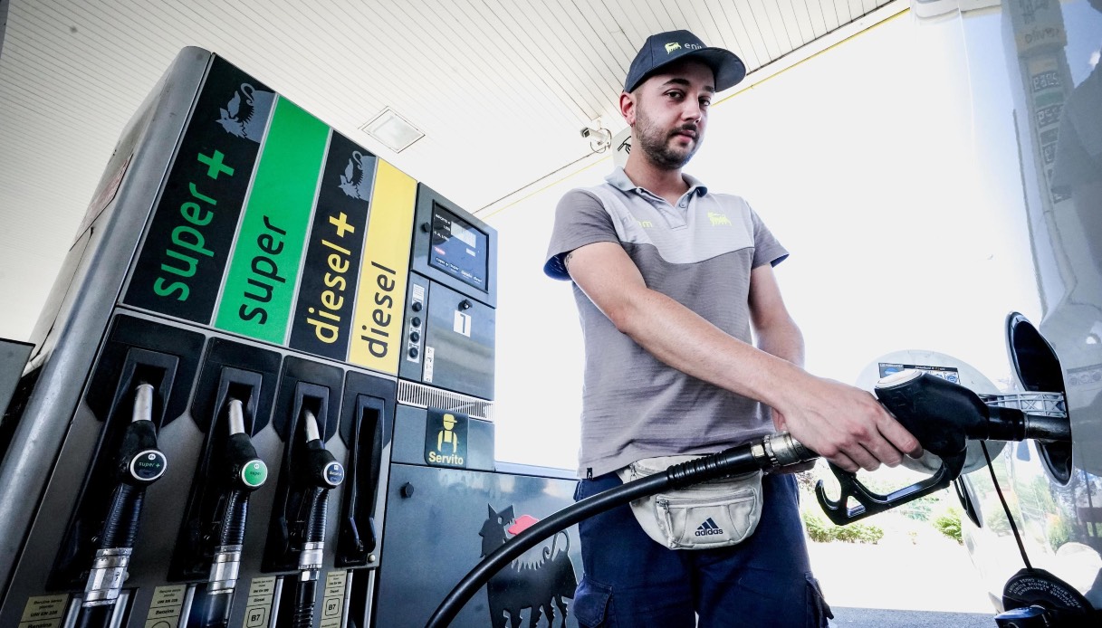 Tar boccia il ricorso dei benzinai sul cartello del prezzo medio dei carburanti: cosa cambia dal 1° agosto