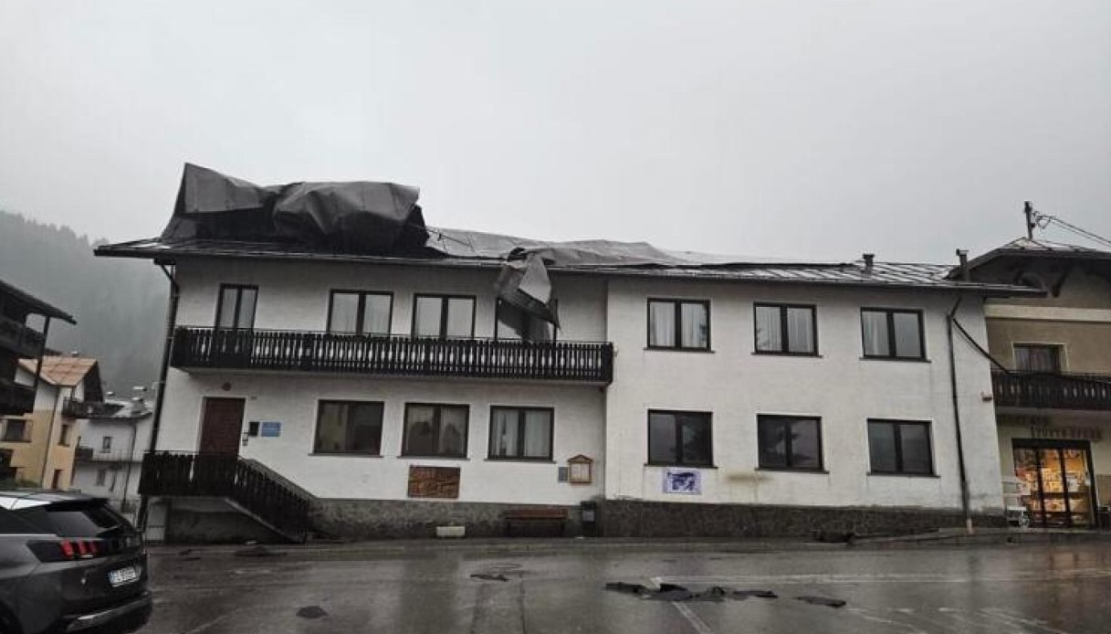 Tromba d'aria in Cadore e tempesta in Trentino: alberi abbattuti e tetti scoperchiati dal forte vento