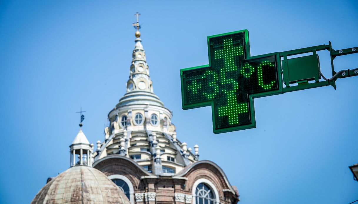 Un termometro di una farmacia, con lo sfondo della sacra Sindone, segna alte temperature di un'estate torrida torinese