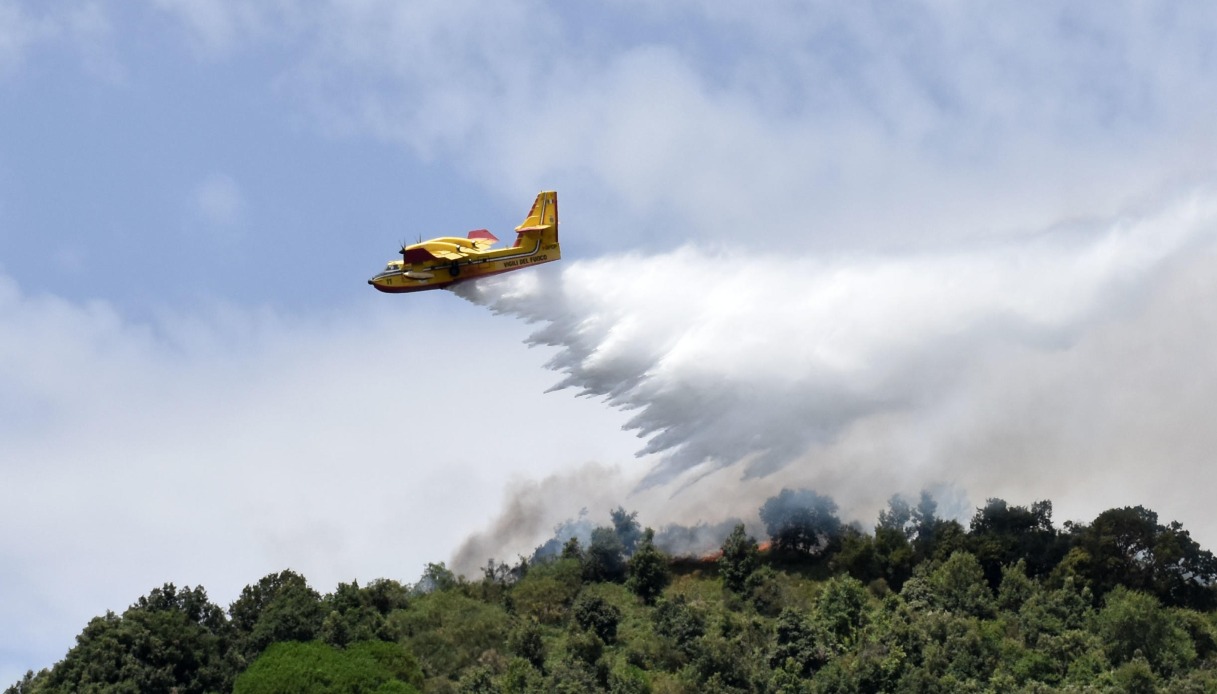 Ancora incendi in Sicilia tra Palermo e Messina case distrutte e