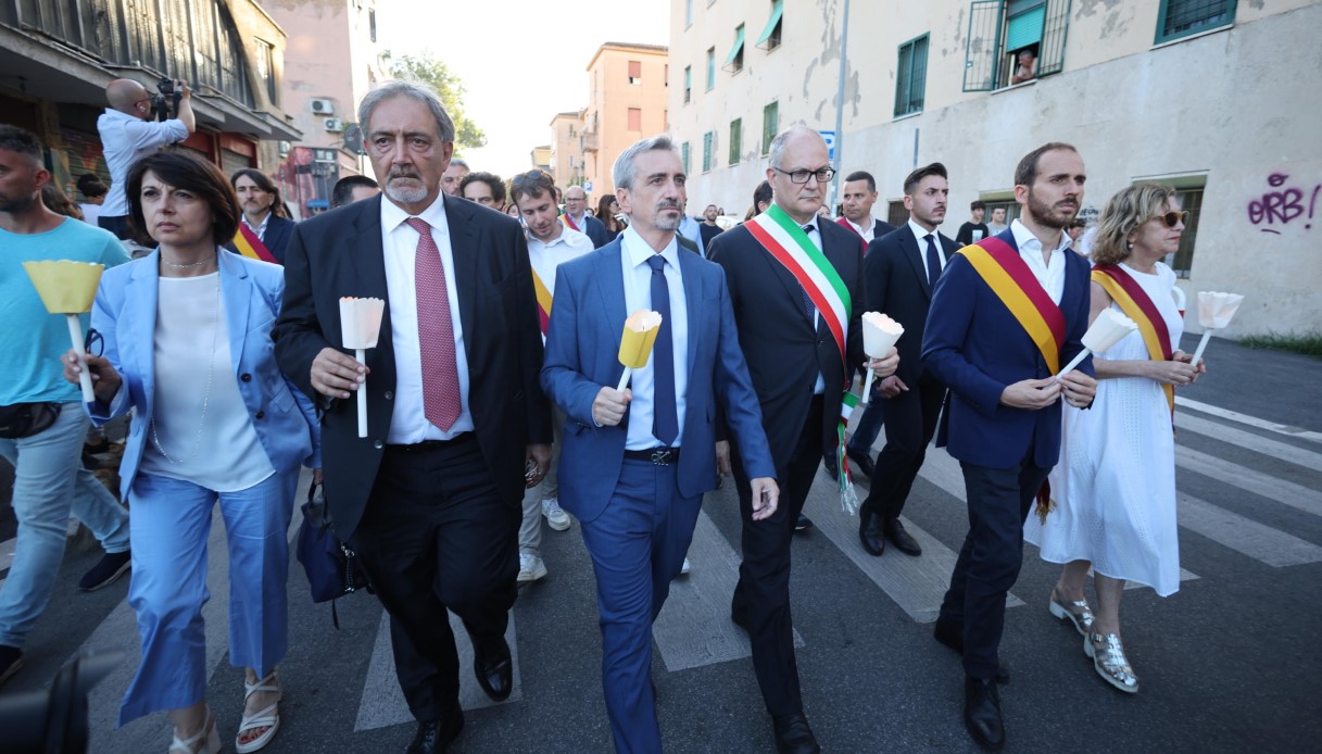 In centinaia alla fiaccolata a Primavalle in ricordo di Michelle Causo, il padre: "Devono morire in carcere"