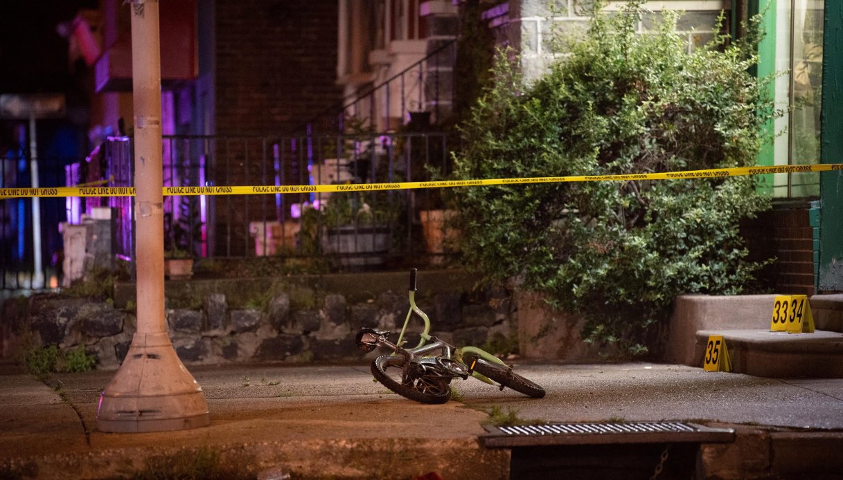 Spara a caso in strada a Filadelfia e uccide 4 persone: arrestato, tra i feriti anche un bambino di 2 anni