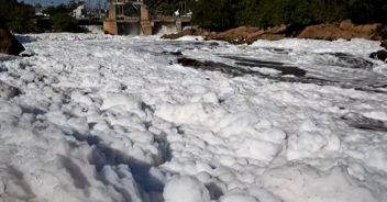 Il video del fiume Tiete in Brasile ricoperto da schiuma tossica