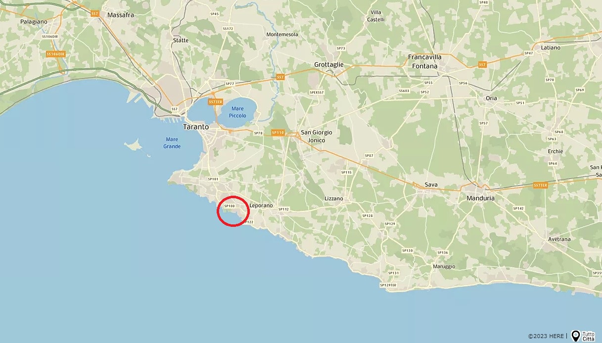 Grosso incendio a pochi metri dalla spiaggia a Gandoli vicino Taranto: evacuati un lido e diverse ville