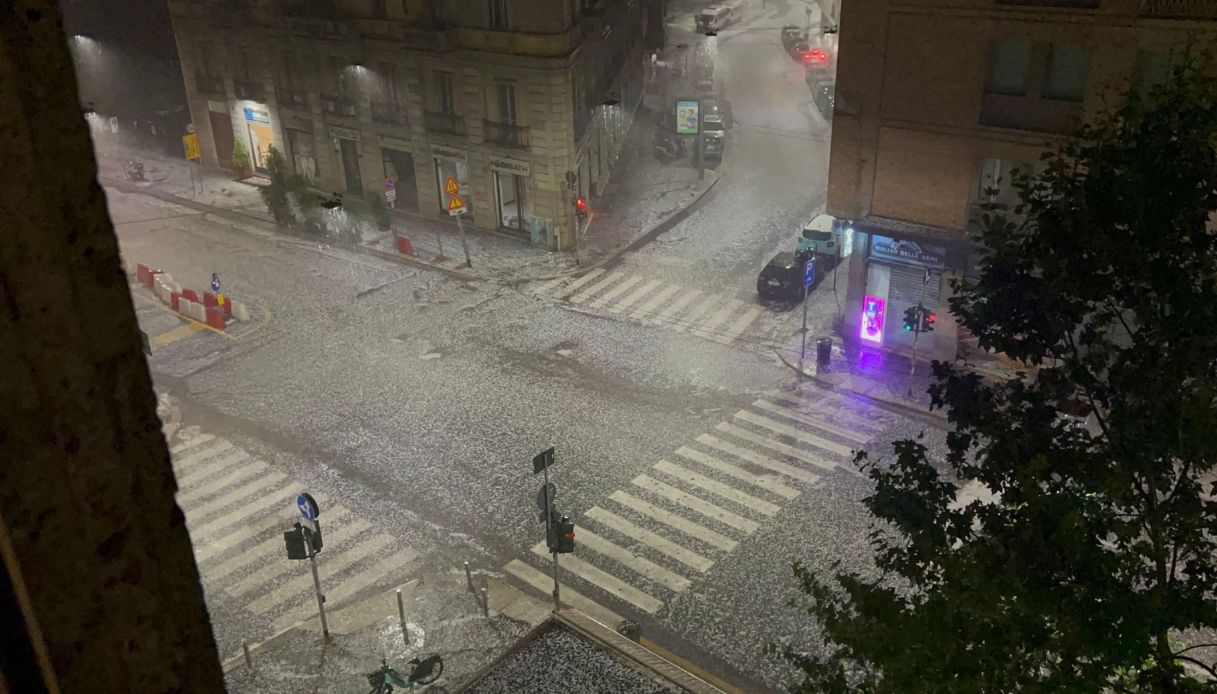 Il maltempo porta la grandine a Milano: il video della bomba d'acqua, danni e allagamenti in tutta la città