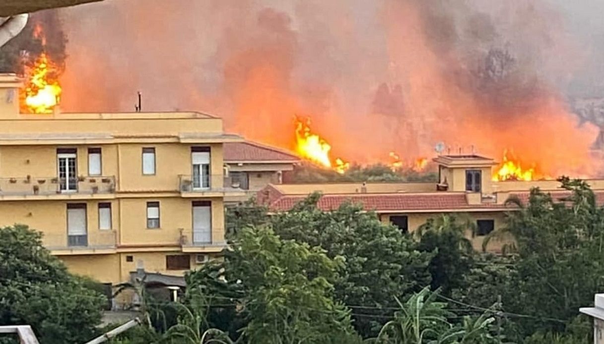 Incendi a Palermo, la Sicilia brucia.