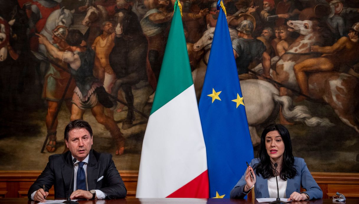 L'ex ministra Lucia Azzollina in conferenza stampa con l'ex premier Giuseppe Conte
