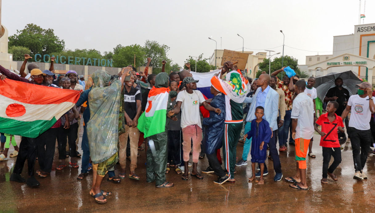 Manifestanti esultano dopo il colpo di stato in Niger
