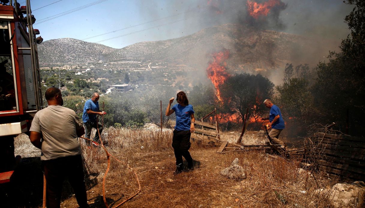 L'incendio boschivo scoppiato vicino Atene