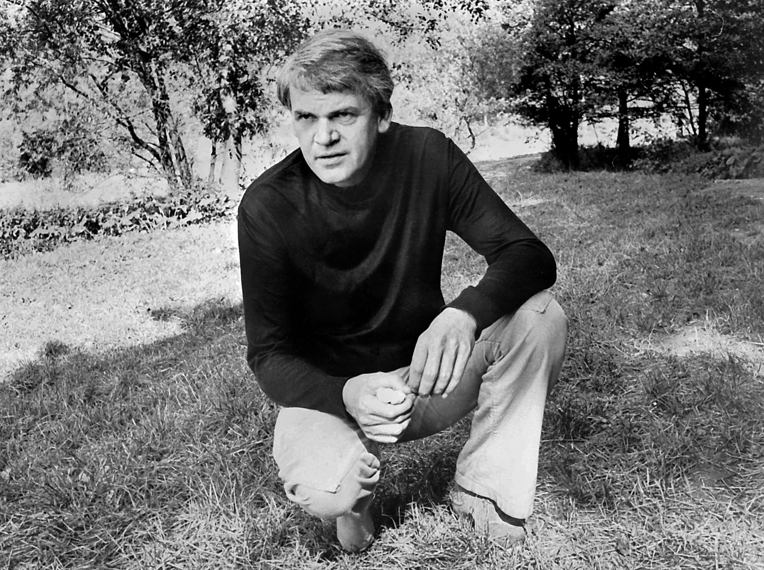 Morto lo scrittore Milan Kundera, autore de L'insonstenibile leggerezza dell'essere: 94 anni, viveva a Parigi