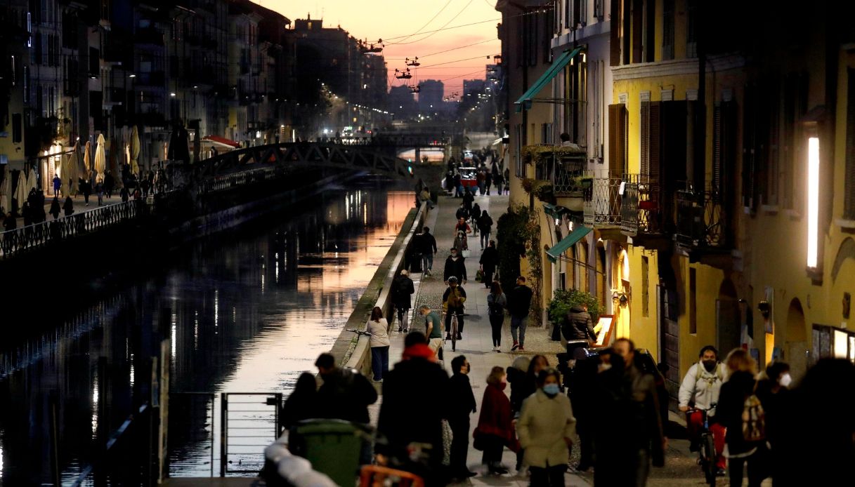 Tassista di Milano ex pugile salva un ragazzo da quattro rapinatori in zona Navigli