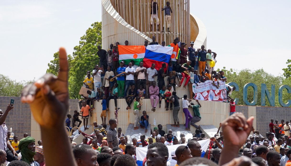 Golpisti in Niger contro la Francia di Macron: "Vuole intervenire militarmente" per ridare il potere a Bazoum