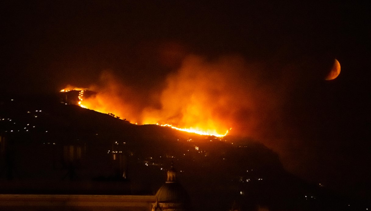 Allarme diossina a Palermo dopo l'incendio alla discarica: valori dieci volte superiori al limite