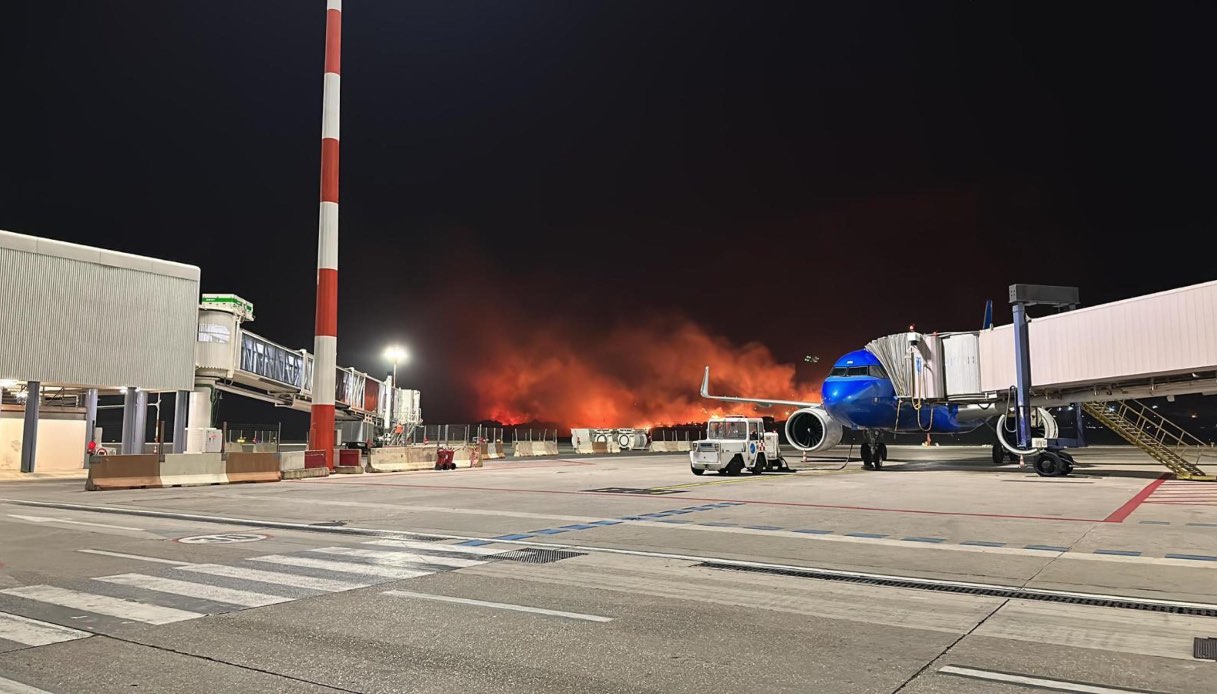 Tutti i voli cancellati per la chiusura dell'aeroporto di Palermo a causa degli incendi: l'annuncio ufficiale