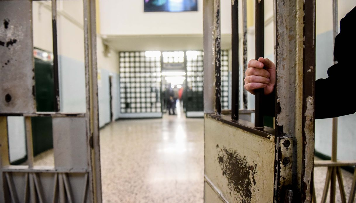 Detenuto aggredisce agente con una lametta nel carcere di Siracusa nascosta in bocca: colpito al volto