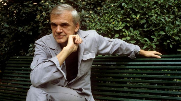 Morto lo scrittore Milan Kundera, autore de L'insonstenibile leggerezza  dell'essere: 94 anni, viveva a Parigi