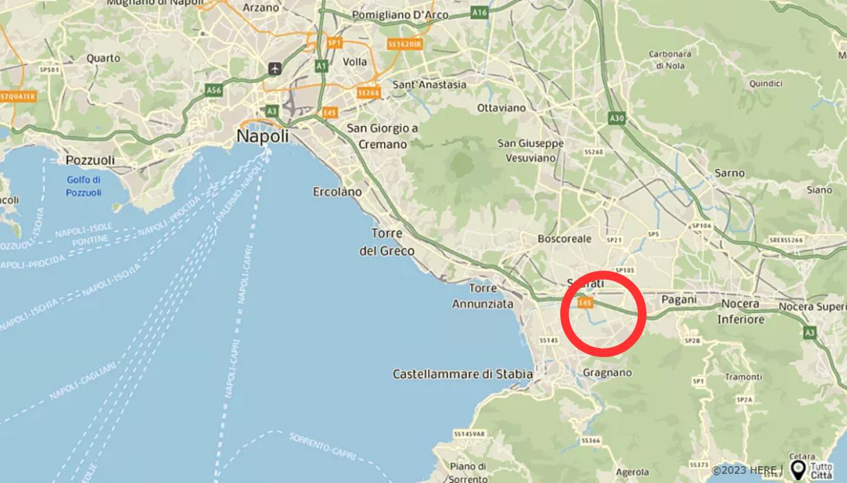 Incendio nella fabbrica La Torrente a Sant'Antonio Abate vicino Napoli: paura tra gli abitanti, case evacuate