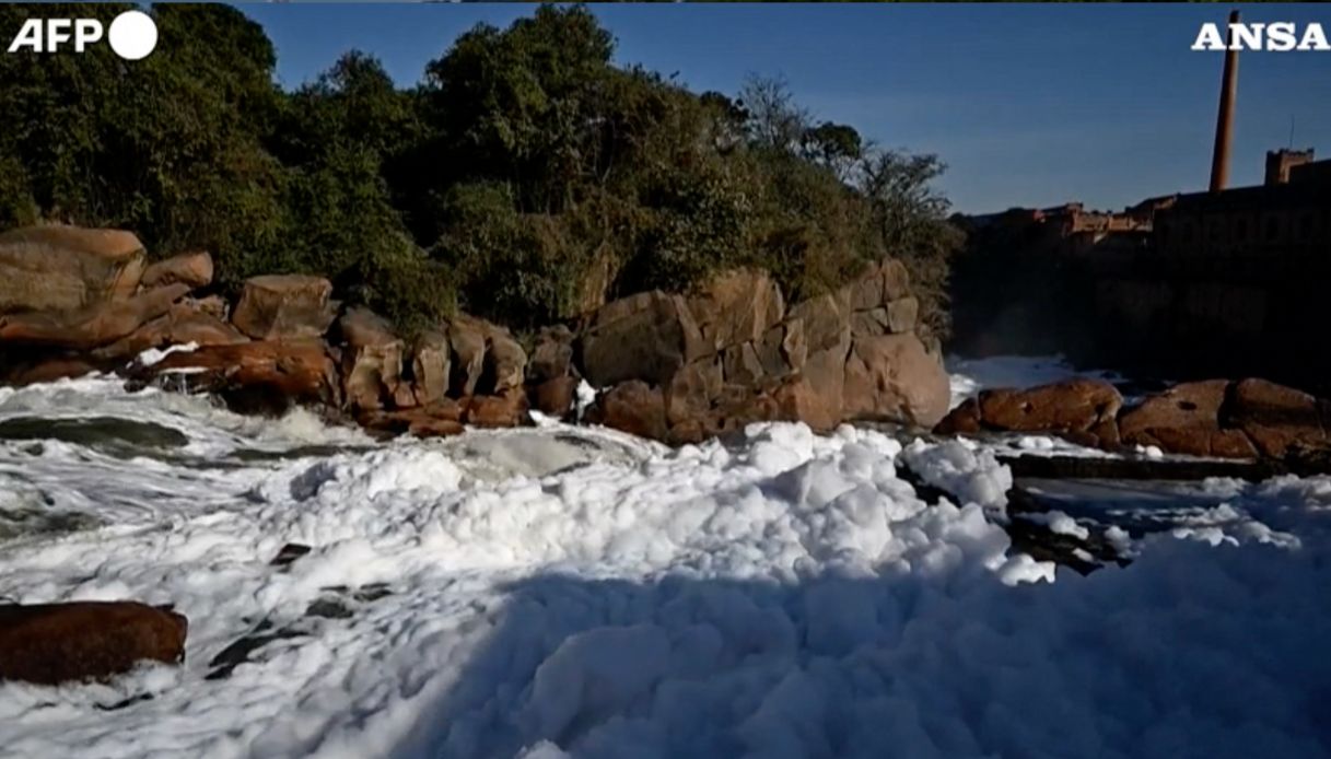 Il video del fiume Tiete in Brasile ricoperto da schiuma tossica