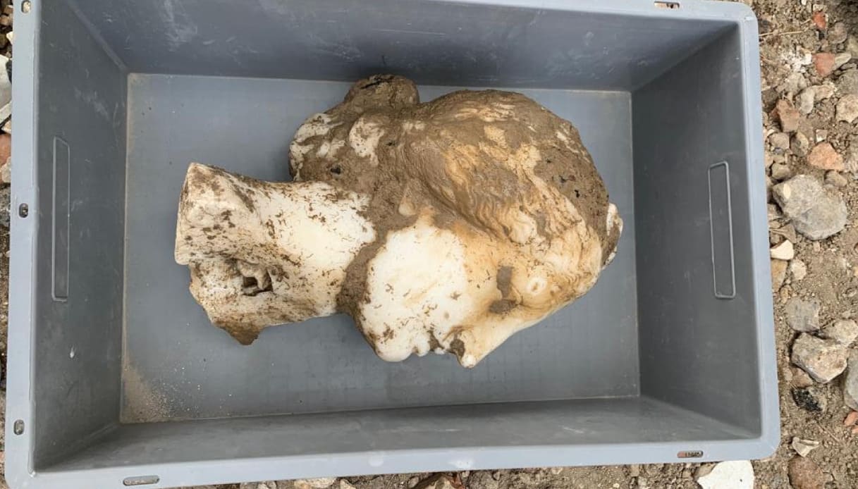 Testa di marmo trovata a Roma in piazza Augusto imperatore: la foto condivisa dal sindaco Gualtieri