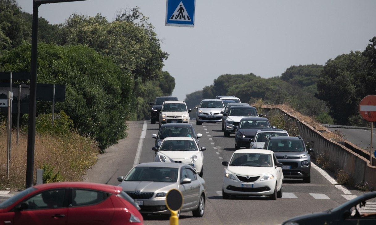 Tir invade carreggiata opposta carico disperso l incidente