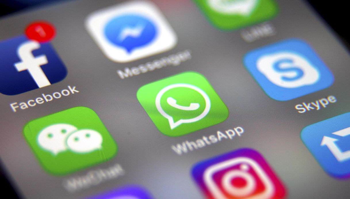 WhatsApp down, impossibile inviare e ricevere messaggi: segnalazioni da tutta Italia, cosa succede