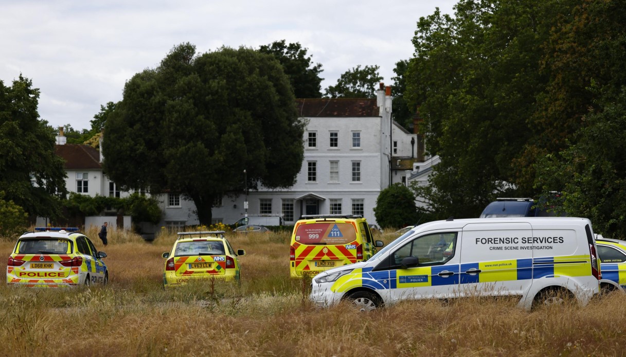 Auto si schianta contro una scuola a Wimbledon, morta una bambina: 16 feriti, escluso l'attentato terroristico