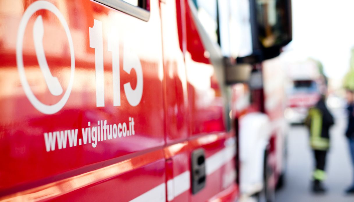 Camion dei Vigili del Fuoco si ribalta a Bariano dopo scontro frontale ...