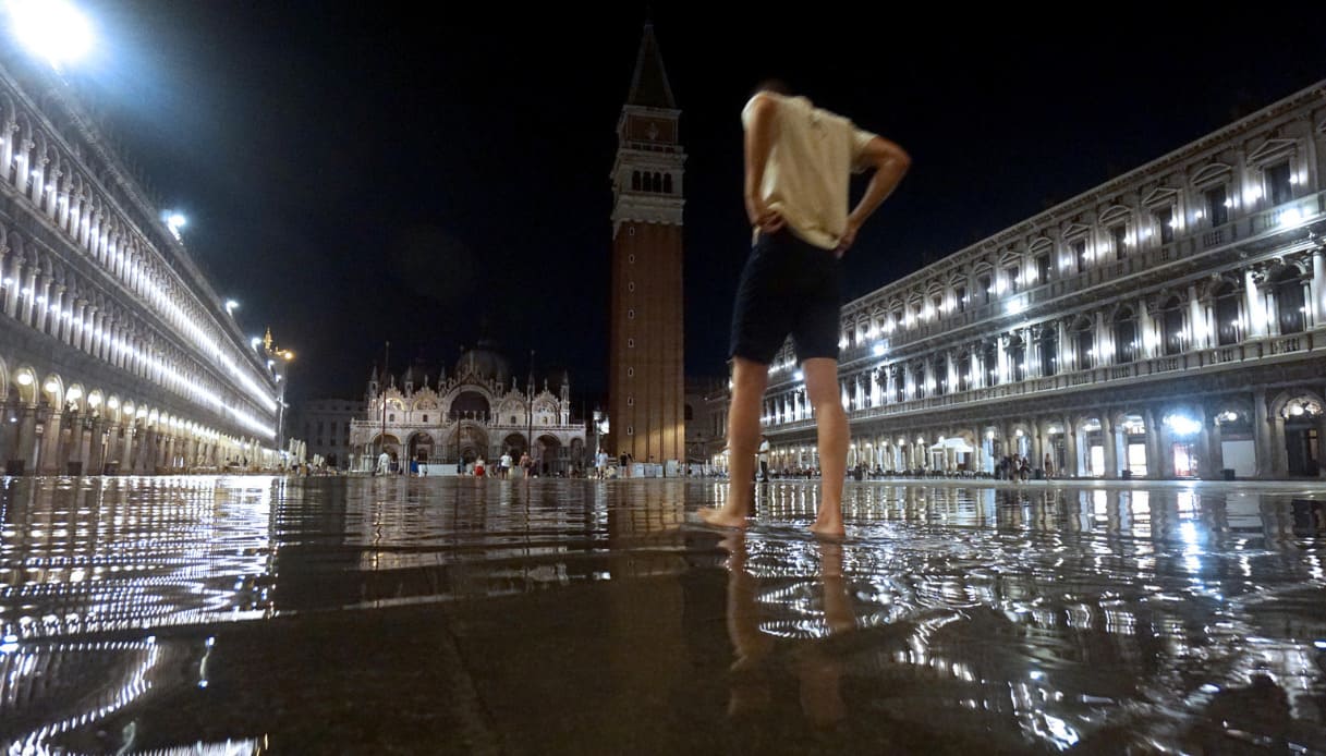 Il video dell'acqua alta a Venezia che arriva fino a un metro: è la terza volta che succede ad agosto dal 1872